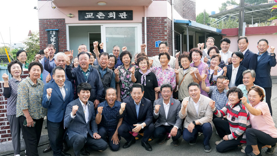 ▲ 김영록 전라남도지사가 추석 연휴 마지막 날인 9일 청정전남 으뜸마을 만들기 사업을 추진중인 광양시 광양읍 교촌마을을 방문, 주민들과 기념촬영을 하고 있다.ⓒ전라남도 제공