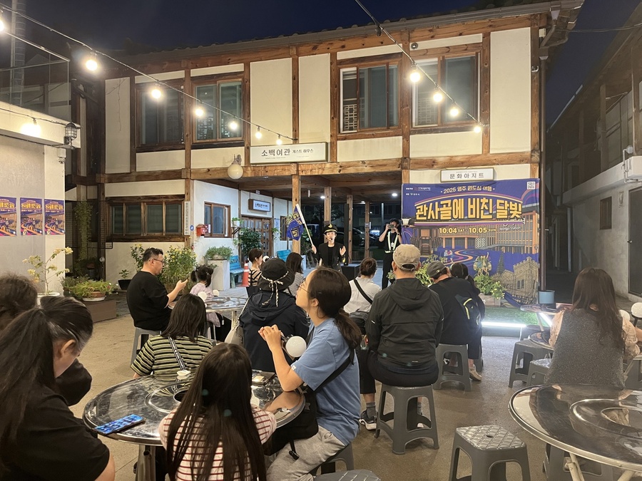 ▲ 영주 후생시장에서 참가자들이 야행코스 설명을 듣고 있다.ⓒ영주시