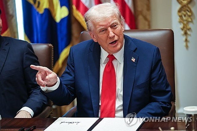 ▲ 도널드 트럼프 미국 대통령이 백악관에서 국무회의를 주재하고 있다. 251009 EPA=연합뉴스. ⓒ연합뉴스