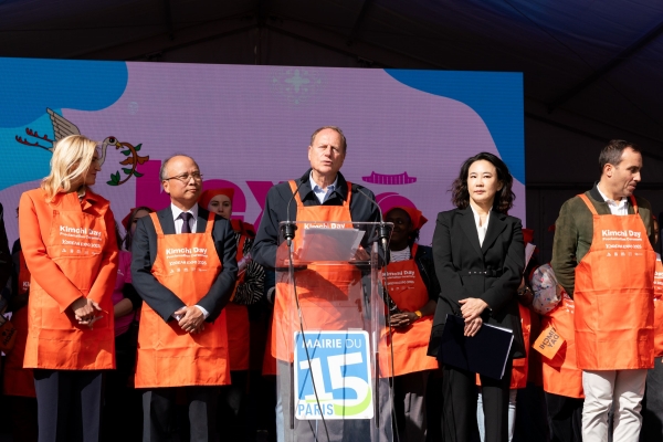 ▲ 지난 4일(현지시각) 프랑스 파리15시청 대광장에서 열린  '2025 KOREAN EXPO - 김치의 날 제정 선포식'에서  필립 구종 파리15시장(가운데)이 '김치의 날' 공식 제정을 선포하고 있다.ⓒ대상