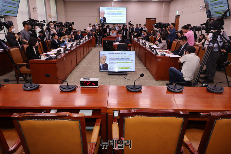 ▲ 추미애 국회 법사위원장이 지난달 30일 국회에서 열린 법제사법위원회 전체회의를 주재하고 있다.ⓒ이종현 기자