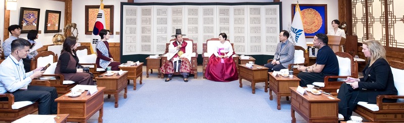 ▲ 최민호 세종시장이 9일 세종시청에서 한글문화 탐방을 위해 1박 2일 일정으로 방문한 5개국 외신 기자단과 간담회를 하고 있다.ⓒ세종시