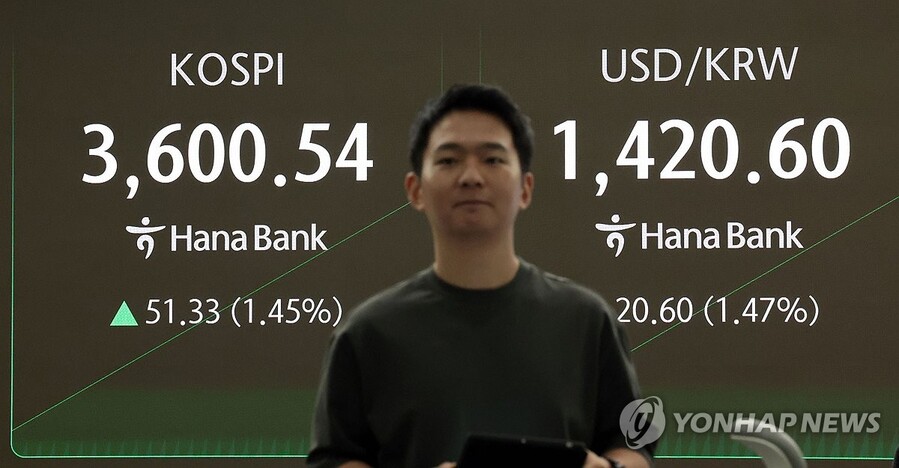 ▲ 10일 서울 중구 하나은행 딜링룸 현황판에 원·달러 환율이 1420.0원을 돌파한 모습. ⓒ연합뉴스