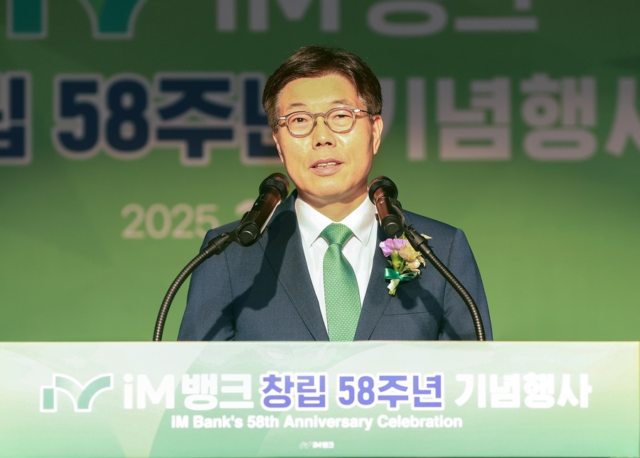 ▲ 황병우 은행장은 “지방은행의 따뜻한 관계형 금융과 시중은행의 전국구 오프라인 영업망, 인터넷 은행의 디지털 역량을 갖춘 ‘하이브리드 은행’을 완성할 것”이라고 밝혔다.(황병우 은행장)ⓒiM뱅크