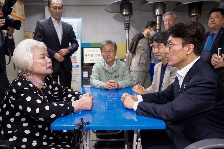 ▲ 김민석 국무총리가 10일 서울 구로구 남구로역 인근 인력시장 자원봉사센터에서 자원봉사자를 만나 대화를 하고 있다. ⓒ뉴시스