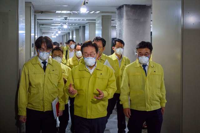 ▲ 이재명 대통령이 10일 대전 국가정보자원관리원을 방문해 정부 정보시스템 복구 현황과 피해 상황을 점검하기 위해 이동하고 있다. ⓒ뉴시스