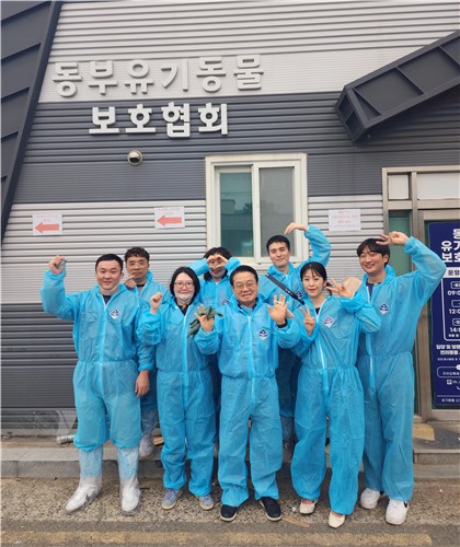 ▲ 한국해양진흥공사 임직원들이 봉사활동 후 기념촬영을 하고 있다.ⓒ한국해양진흥공사