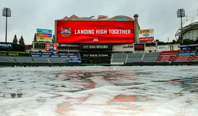 ▲ 10일 오후 6시 30분 인천 SSG랜더스필드에서 열릴 예정이던 삼성과 SSG의 준PO 2차전이 비로 취소됐다.ⓒSSG 랜더스 제공