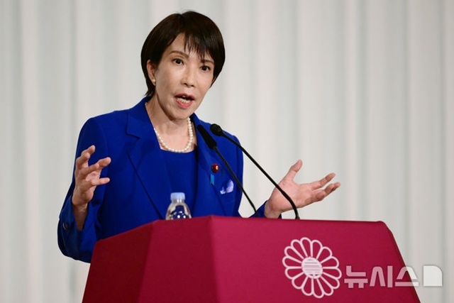 ▲ 일본 자유민주당 총재 선거에서 당선된 다카이치 사나에 일본 전 경제안보담당상이 일본 도쿄 자민당 당사에서 기자회견 하고 있다. 251004 AP/뉴시스. ⓒ뉴시스