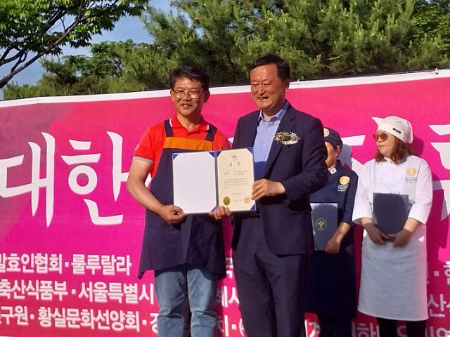 ▲ 김종복 충북 영동 산속새우젓 대표가 장류발효대전 대상을 받고 있다.ⓒ산속새우젓