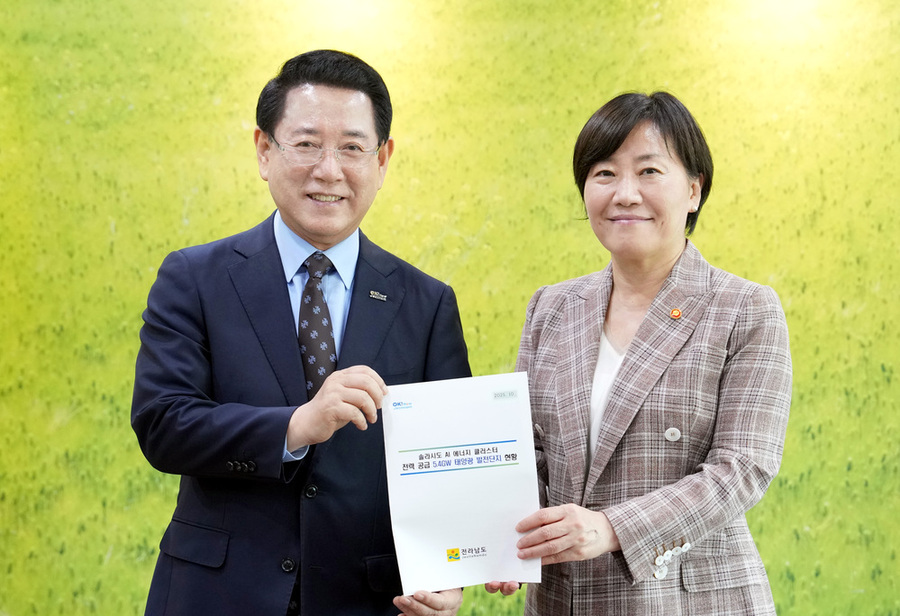 ▲ 김영록 전라남도지사가 10일 오후 정부 세종청사에서 송미령 농림축산식품부 장관과 면담을 갖고 전남 주요 현안 사업에 대해 건의를 하고 있다.ⓒ전라남도 제공