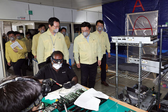 ▲ 윤호중 행정안전부 장관이 지난 8일 대전 유성구 국가정보자원관리원 본원을 방문해 화재로 서비스가 중단된 행정정보시스템 복구현장을 점검하고 있다. 출처=행전안전부ⓒ뉴시스