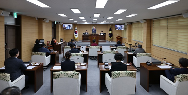 ▲ 지난 10일 제296회 임시회를 열고 노승호 의원이 대표 발의한 ‘부여군 농어촌 기본소득 시범 사업 지역 선정 촉구 결의안’을 채택했다.ⓒ부여군의회