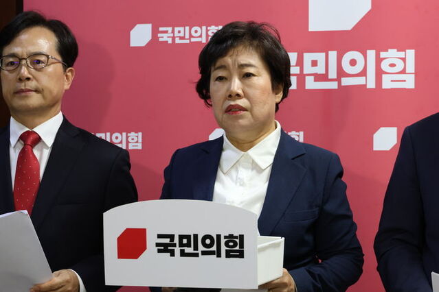 ▲ 조배숙 국민의힘 사법정의수호 및 독재저지 특별위원회 위원장이 11일 국회에서 기자회견을 열고 김건희 특검의 조사를 받은 경기 양평군 공무원이 사망한 것과 관련해 성명을 발표하고 있다. /뉴시스