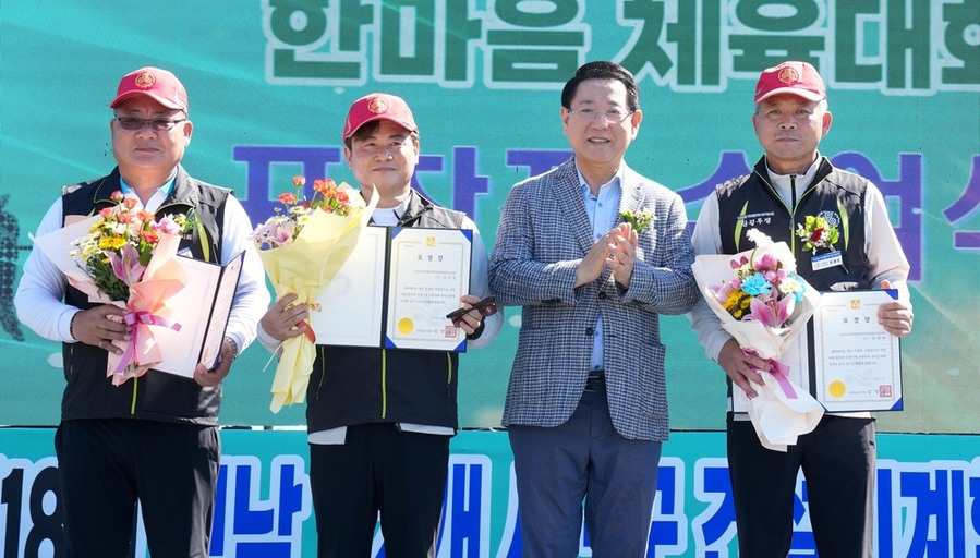 ▲ 김영록 전라남도지사가 11일 해남 우슬체육공원에서 열린 ‘(사)건설기계개별연명사업자협의회 한마음 체육대회’에 참석해 유공자에게 표창장을 수여한 뒤 기념촬영을 하고 있다.ⓒ전라남도 제공