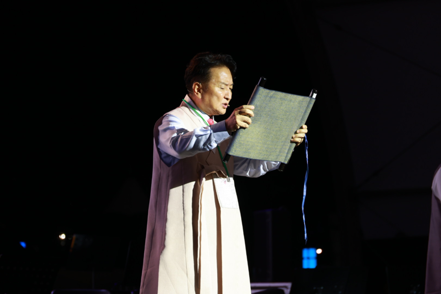 ▲ 김영환 충북도지사가 11일 영동세계국악엑스포 폐막행사에서 ‘국악문화도시 영동선언’을 하고 있다. ⓒ2025 영동세계국악엑스포 조직위