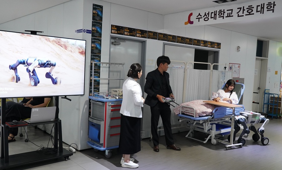 ▲ 지난 9월 18일 산학협력 협약을 맺은 ㈜유엔디와 함께 간호학과 면접생들을 대상으로 간호업무보조로봇의 실습시연을 실시했다.ⓒ수성대