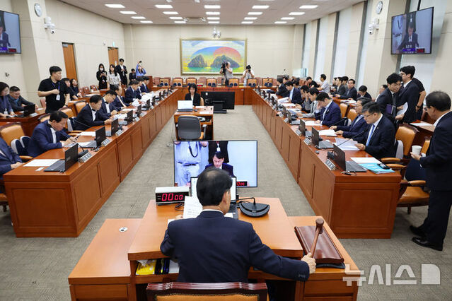 ▲ 윤한홍 국회 정무위원회 위원장이 지난달 29일 오후 서울 여의도 국회에서 열린 정무위원회 전체회의에서 의사봉을 두드리고 있다. ⓒ뉴시스