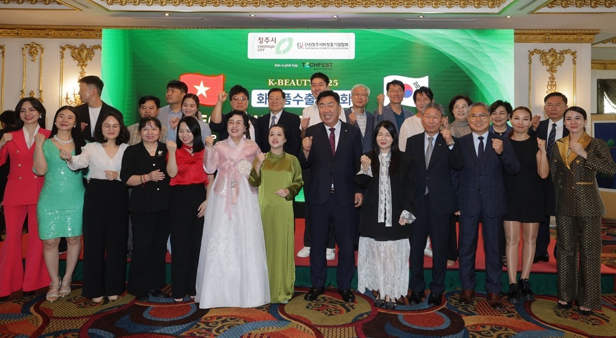 ▲ 청주시는 12일(현지시간) 청주시화장품기업협회와 함께 베트남 하노이 그랜드플라자 호텔에서 K뷰티 홍보 행사를 열었다. 이범석 청주시장이 화장품 관계자들과 함께 파이팅을 하고 있다.ⓒ청주시
