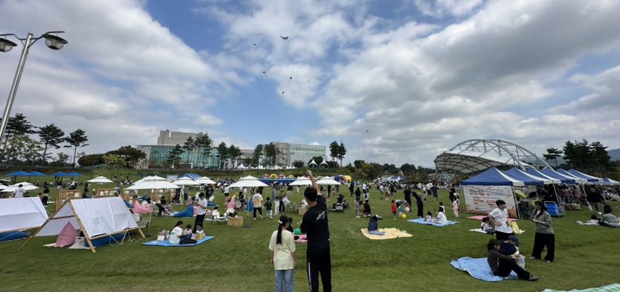 ▲ 청주 생명누리공원에서 열린 ‘오늘! 여기! 꿀잼’ 팝업 놀이터에서 가족 단위 시민들이 놀이를 즐기고 있다.ⓒ청주시