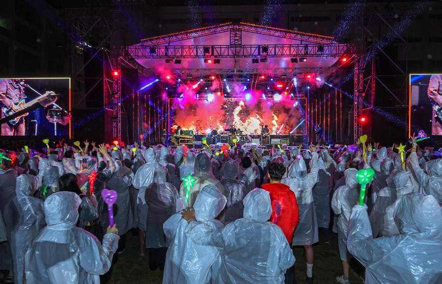 ▲ ‘우리 같이 놀아요! 딩가딩가 뮤직페스티벌’에서 김창완밴드가 열정적인 무대를 선보이고 있다. ⓒ청주시문화재단