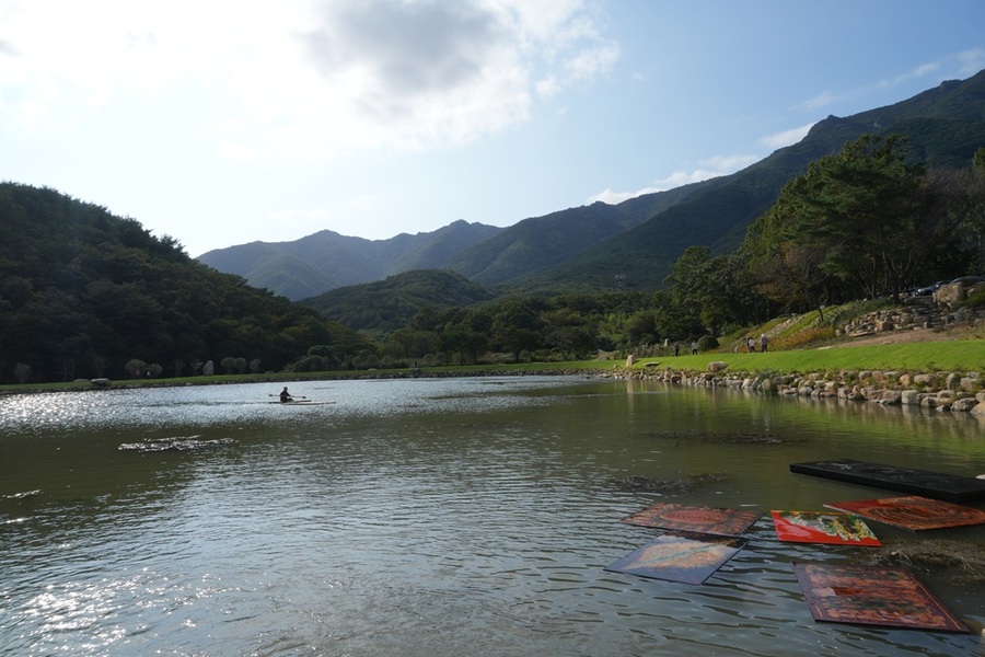 ▲ 통도사 보경호 수면 위로 떠오른 성파 스님의 옻칠 회화 작품 여러점이 바람과 빛을 따라 유영하고 있다. ⓒ청주공예비엔날레조직위