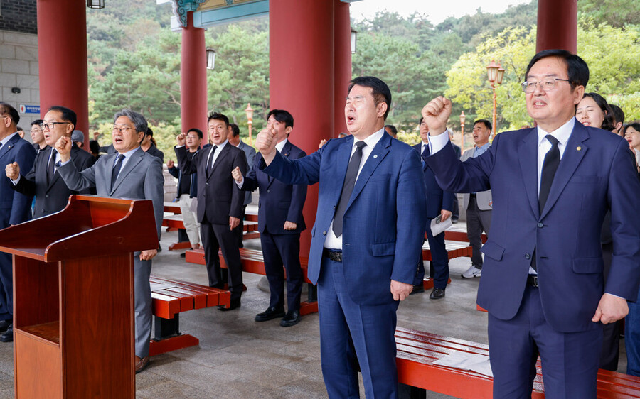 ▲ 이정선 교육감이 12일 국립5·18민주묘지에서 진행된 박관현 열사 43주기 추모식에서 참가자들과 함께 노래를 제창하고 있다.ⓒ광주시교육청 제공