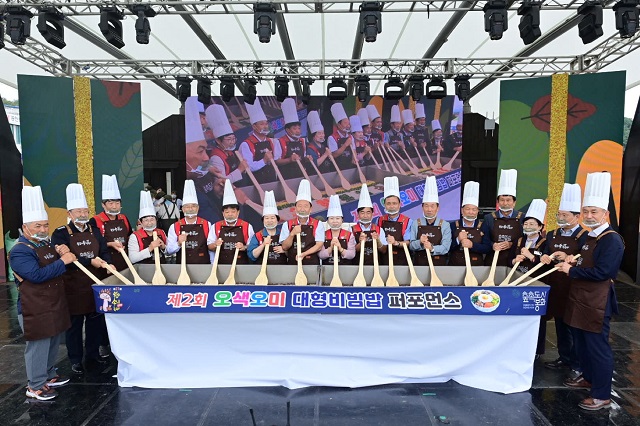 ▲ 지난해 ‘오색오미 대형 비빔밥 퍼포먼스’ 모습.ⓒ봉화군