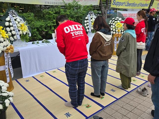 ▲ 12일 오후 김건희 특별검사팀 사무실이 있는 광화문 KT웨스트빌딩 앞 간이 분향소에 시민들이 분향하고 있다. ⓒ연합뉴스