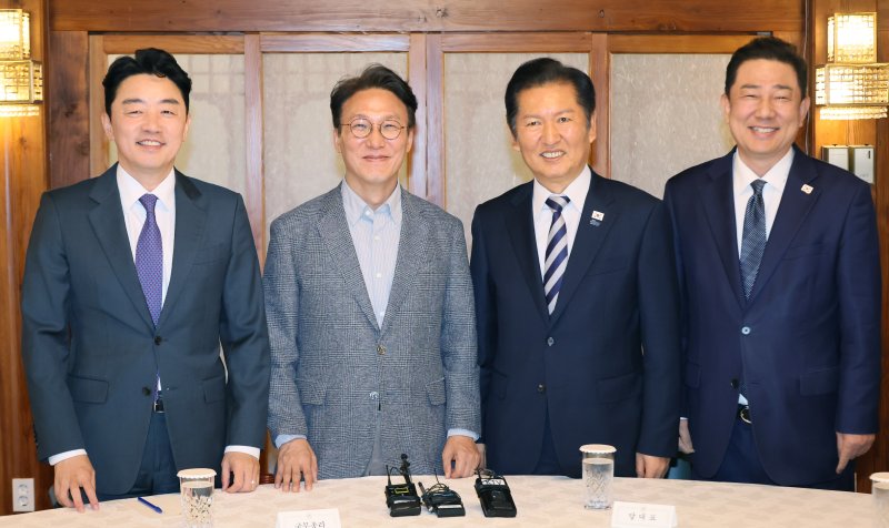 ▲ 김민석 국무총리와 강훈식 대통령 비서실장, 정청래 더불어민주당 대표, 김병기 원내대표가 12일 서울 종로구 총리공관에서 열린 고위당정협의회에서 기념 촬영을 하고 있다. /연합뉴스