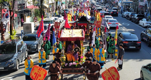 ▲ 8년 만에 부활한 백제역사문화행렬은 600여 명이 참여해 백제 왕실 행차를 재현했다.ⓒ부여군