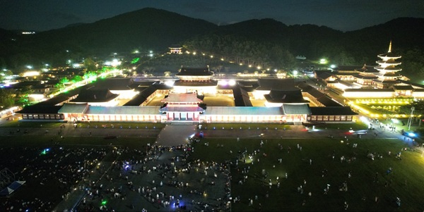 ▲ 제71회 백제문화제가 사비 궁을 배경으로 한 미디어아트 ‘빛으로 빚은 백제야(夜)’는 관람객의 찬사를 받았다. ⓒ부여군