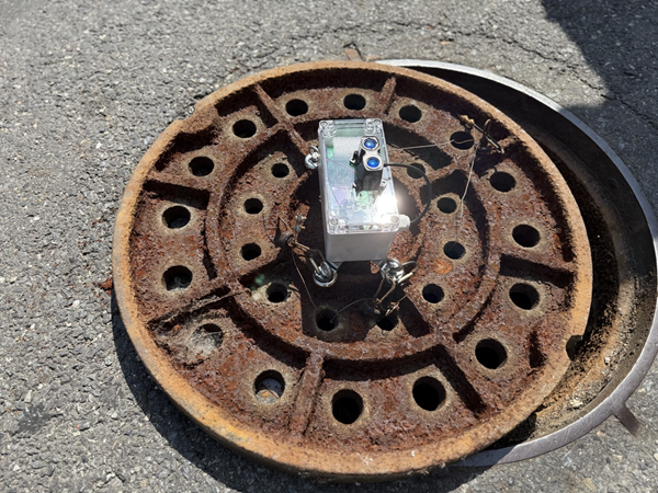 ▲ 하수관거 맨홀뚜껑에 라이다(LiDAR)·레이더(Radar) 센서를 설치, 집중호우 시 수위 상승을 조기 감지하는 시스템을 실증하고 있다.ⓒ중구