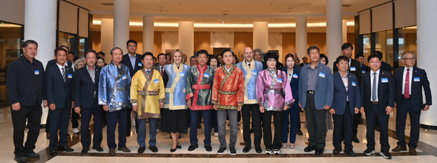 ▲ 김태흠 충남도지사가 12일 부여 백제문화단지에서 열린 제71회 백제문화제 폐막식에서 박정현 부여군수 등과 기념촬영하고 있다.ⓒ충남도