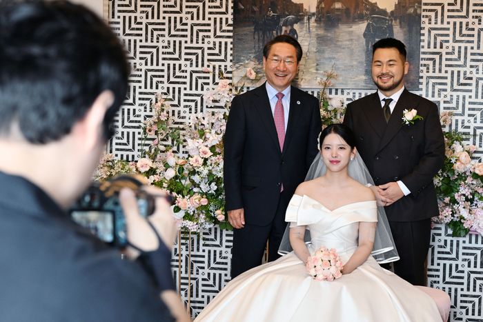 ▲ 유정복(왼쪽) 인천시장이 하버파크호텔에서 아이플러스(i+) 맺어드림 1호커플 결혼식에 참석해 이들과 기념촬영을 하고 있다.ⓒ 인천시 제공