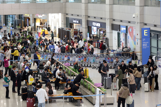 ▲ 추석 연휴 마지막날인 9일 인천국제공항 입국장이 여행객들로 북적이고 있다. ⓒ뉴스1 제공
