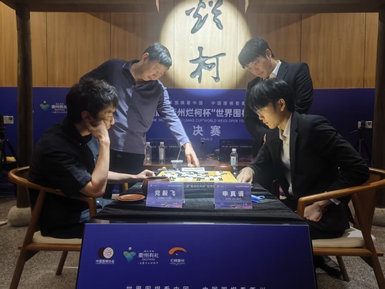 ▲ 신진서 9단이 란커배 결승 1국에서 중국의 당이페이 9단에게 187수 만에 백 불계패했다.ⓒ한국기원 제공