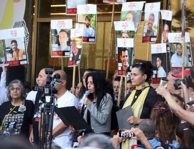 ▲ 이스라엘 텔아비브미술관 앞 '인질 광장'에 휴전 합의를 환영하며 인질 석방을 기대하는 시민들이 운집했다. 251011 ⓒ연합뉴스