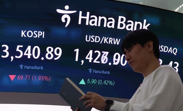 ▲ 13일 오전 서울 중구 하나은행 딜링룸에서 딜러들이 업무를 보고 있다. /뉴시스