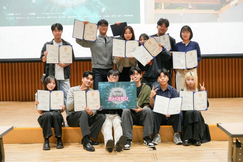 ▲ ‘제14회 UAUS 파빌리온 전시’에서 장려상을 수상한 호서대 건축학과 학생들이 기념촬영을 하고 있다.ⓒ호서대