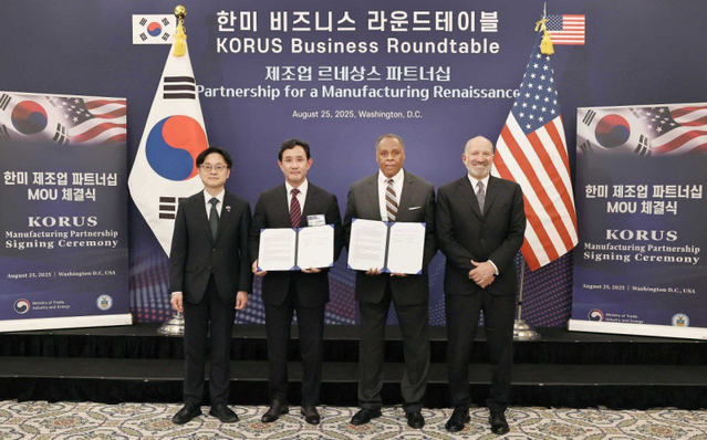 ▲ (왼쪽부터)김정관 산업통상자원부 장관, 최윤범 고려아연 회장, 마이클 윌리엄슨 록히드마틴 인터내셔널 사장, 하워드 러트닉 미국 상무부 장관이 기념 사진을 촬영하고 있다. ⓒ고려아연