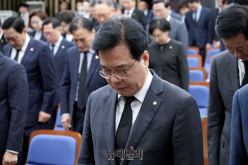 ▲ 장동혁 국민의힘 대표와 송언석 원내대표를 비롯한 의원들이 13일 오전 국회에서 열린 긴급의원총회에서 김건희 특검 조사를 받던 중 숨진 양평군청 공무원을 추모하고 있다. ⓒ서성진 기자