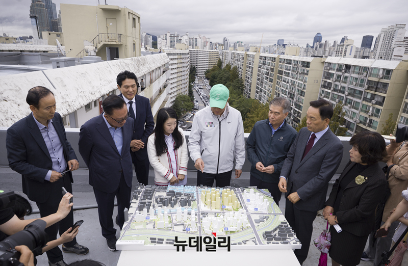 ▲ 오세훈 서울시장이 13일 은마아파트를 찾아 신통기획 2단계 적용 계획을 발표하고 있다. ⓒ정상윤 기자