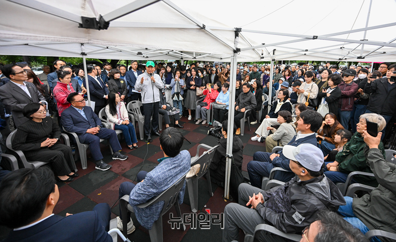 ▲ 오세훈 서울시장이 13일 은마아파트를 주민들과 이야기를 나누고 있다. ⓒ정상윤 기자