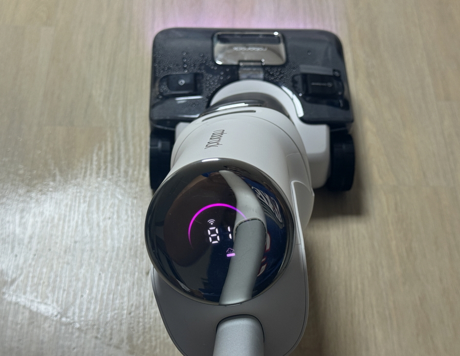 ▲ 이번에 체험한 로보락 물걸레 청소기 'F25 울트라' 모습. ⓒ김재홍 기자