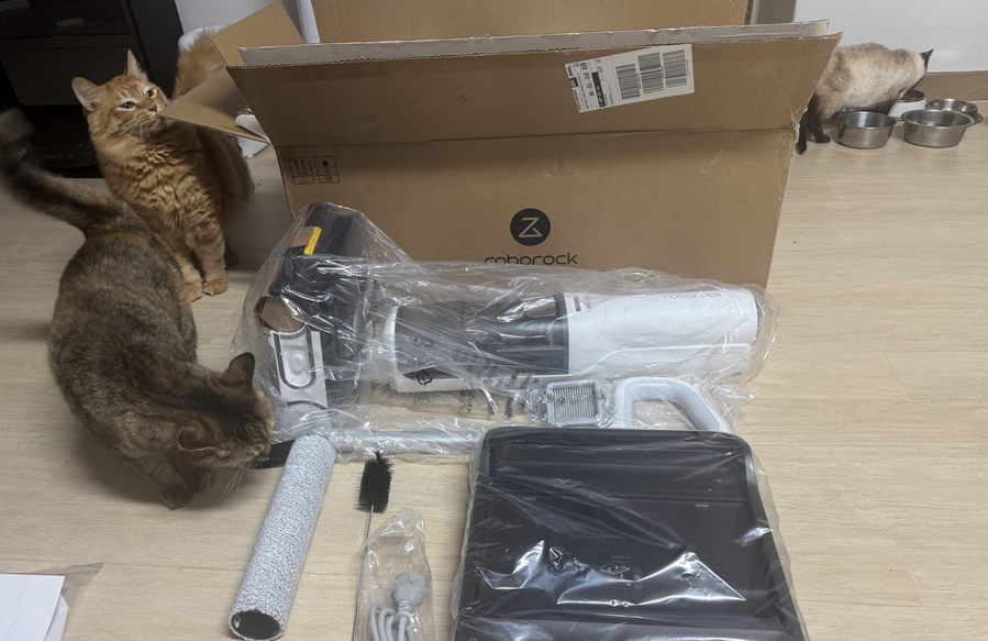 ▲ 단촐한 구성품. 고양이들이 언박싱할 때 신기한지 다가왔다. ⓒ김재홍 기자