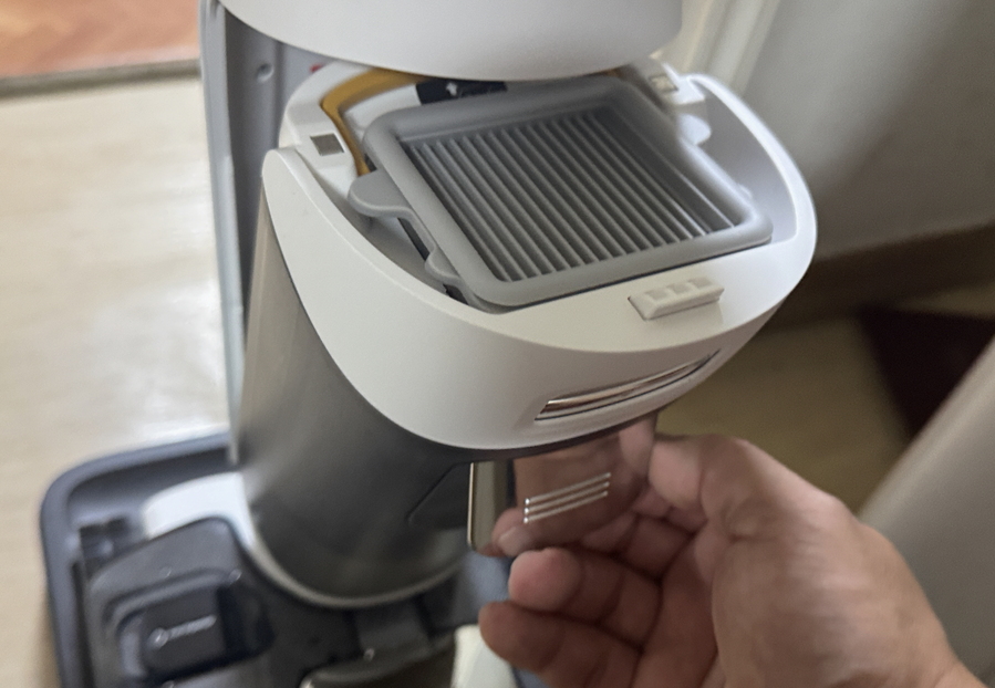 ▲ 오수통을 본체에서 분리한 모습. ⓒ김재홍 기자