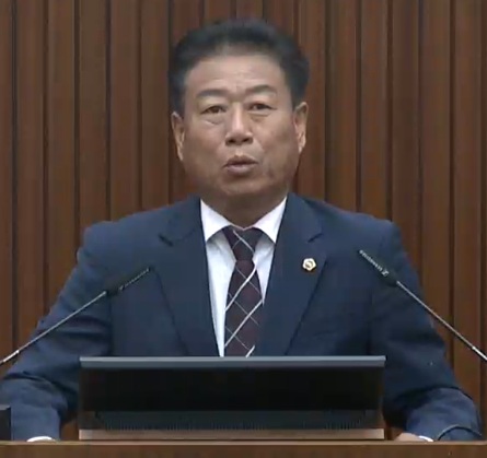 ▲ 김충식 세종시의원이 13일 오전 제101회 세종시의회 임시회 1차 본회의에서 긴급현안질문을 하고 있다.ⓒ세종시의회