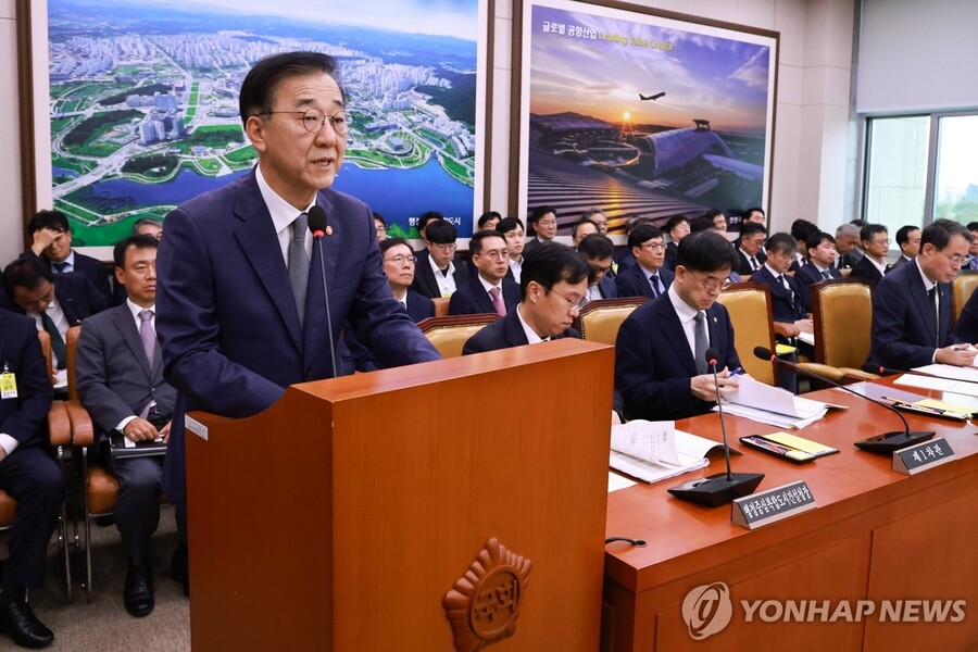 ▲ 김윤덕 국토교통부 장관이 13일 서울 여의도 국회에서 국토교통부 등에 대한 국토교통위원회 국정감사에서 기관보고를 하고 있다. ⓒ연합뉴스