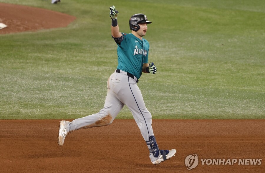 ▲ 시애틀리 롤리의 홈런포를 앞세워 2025 MLB 포스트시즌 ALCS 1차전에서 토론토를 제압했다.ⓒ연합뉴스 제공